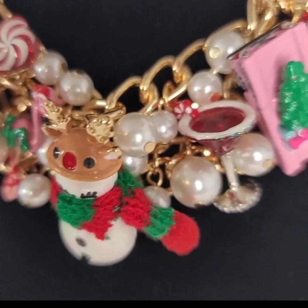❄️ Betsey Johnson Christmas necklace and matching earrings set ❄️
